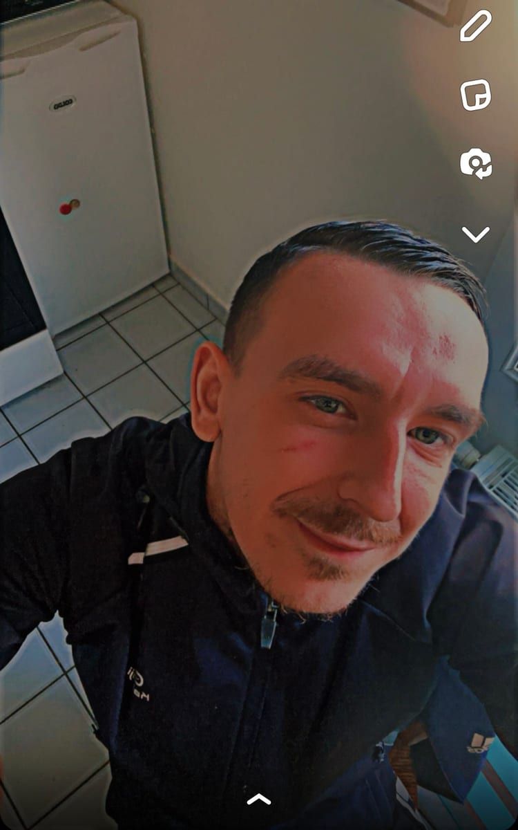 Arnaut - Sites gay à Degen Profil de Arnaut, 41 ans, Sites gay à Degen (Grisons)