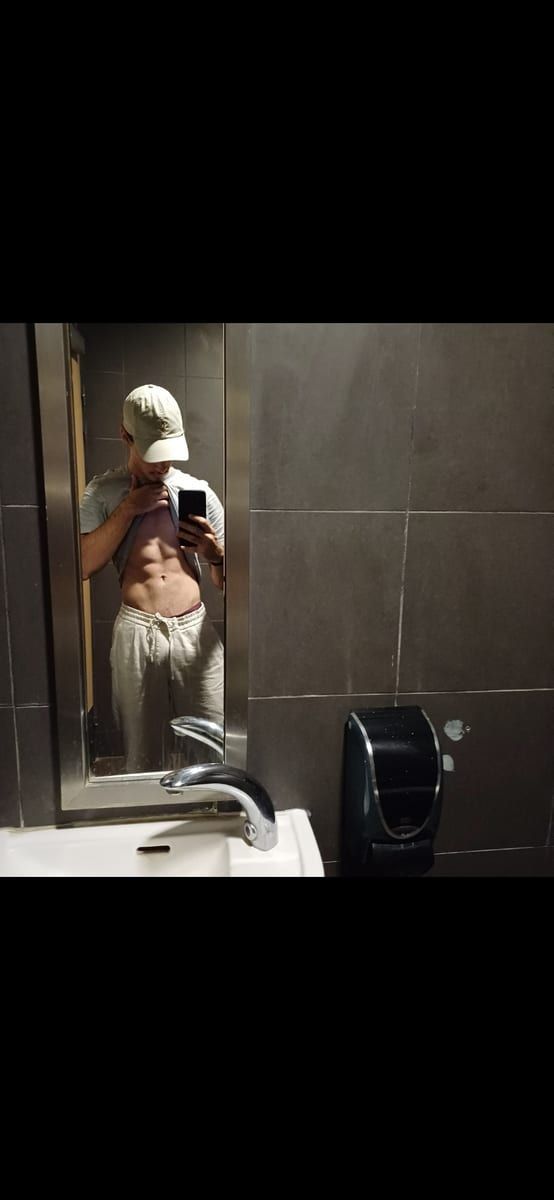 Rihan - Sites gay à Zunzgen Profil de Rihan, 29 ans, Sites gay à Zunzgen (Bâle-Campagne)