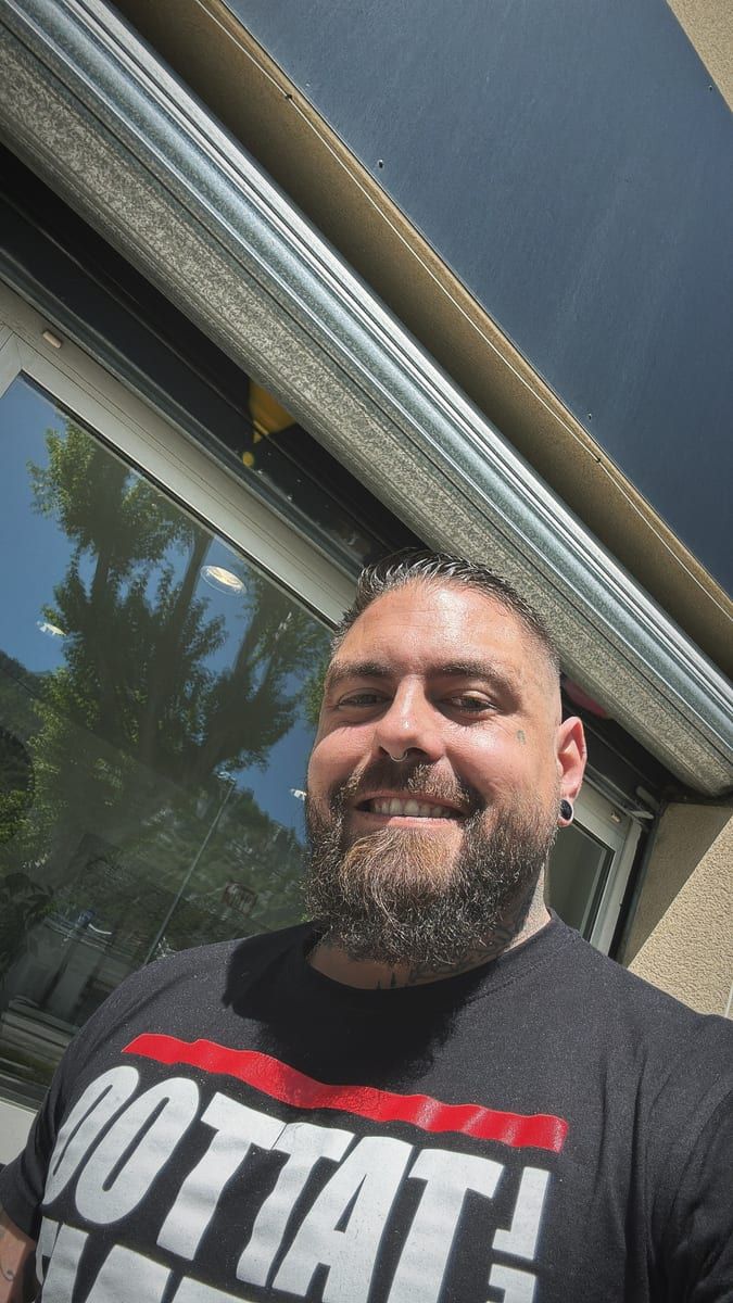 Fallou - Sites gay à Willerzell Profil de Fallou, 36 ans, Sites gay à Willerzell (Schwytz)