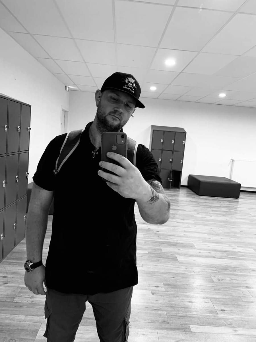 Radouan - Sites gay à Corcelles-le-Jorat Profil de Radouan, 45 ans, Sites gay à Corcelles-le-Jorat (Vaud)
