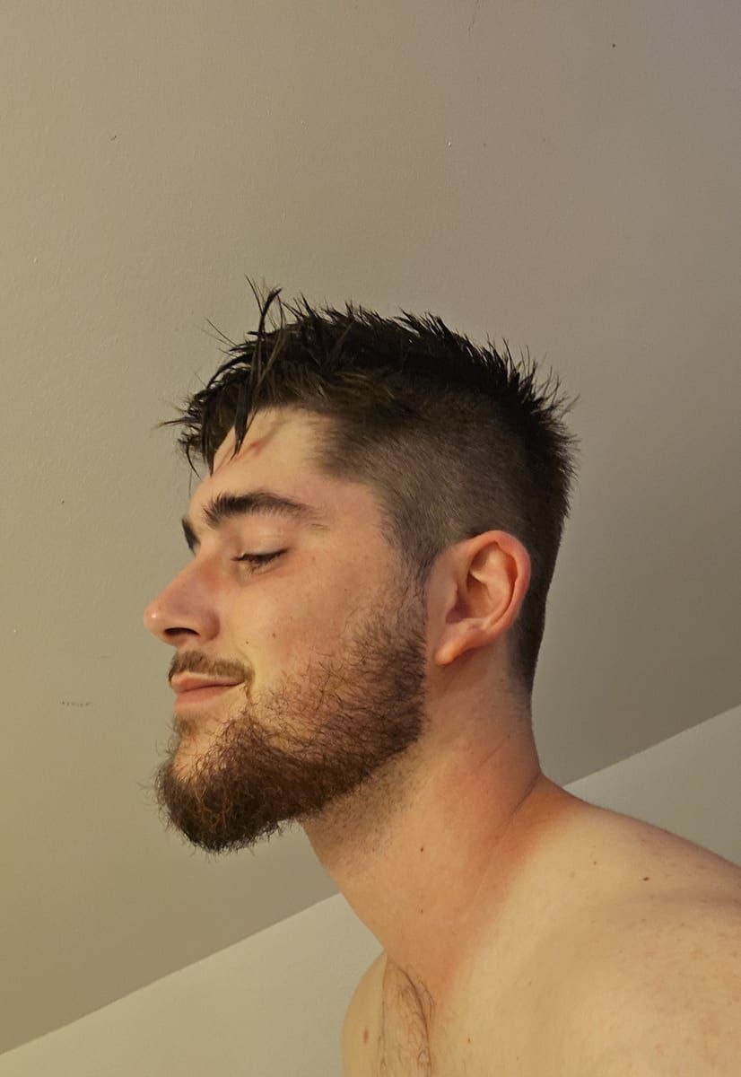 Téo - Sites gay à Jenaz Profil de Téo, 31 ans, Sites gay à Jenaz (Grisons)
