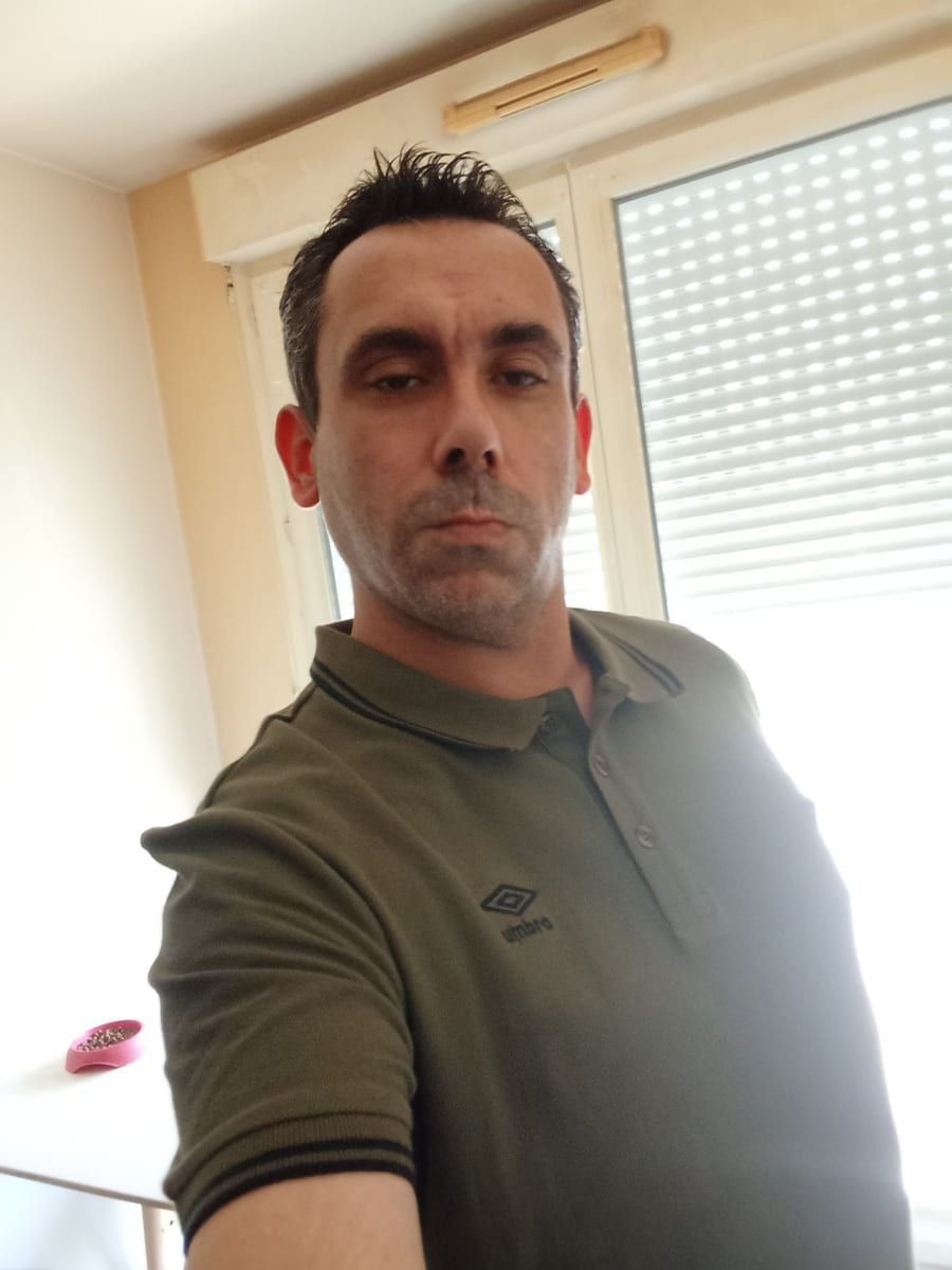 Umit - Sites gay à Arogno Profil de Umit, 26 ans, Sites gay à Arogno (Tessin)