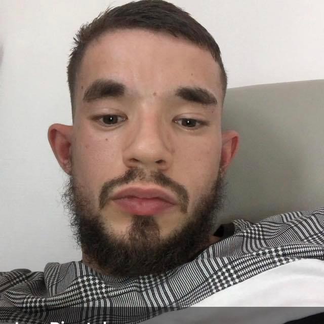 Emille - Sites gay à Trasadingen Profil de Emille, 31 ans, Sites gay à Trasadingen (Schaffhouse)